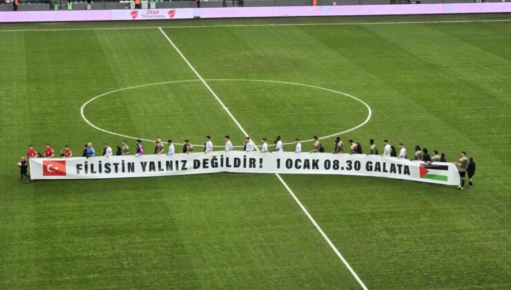 Kocaelispor-Erzurumspor maçında takımlar sahaya Filistin pankartıyla çıktı