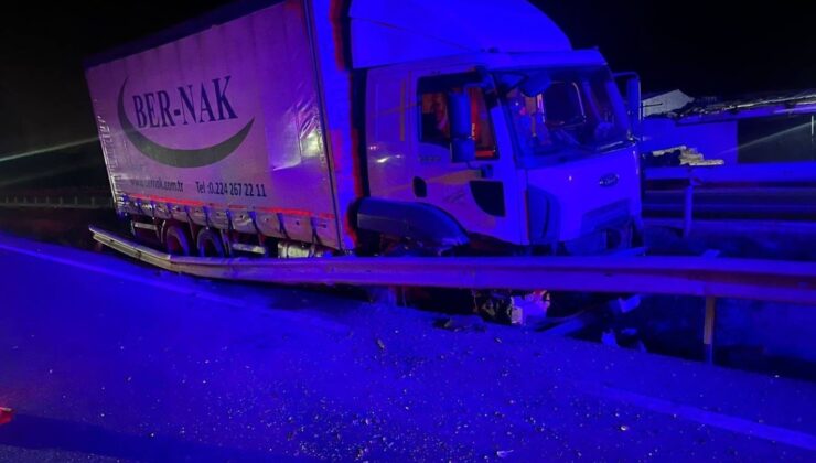 Kontrolden çıkan kamyon orta refüje çarparken, sürücüsü yaralandı