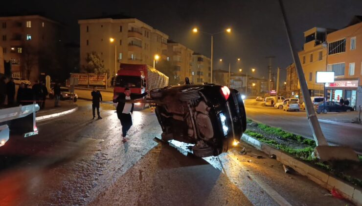 Kontrolden çıkan otomobil önce takla attı sonra direğe çaptı: 3 kişi yaralandı