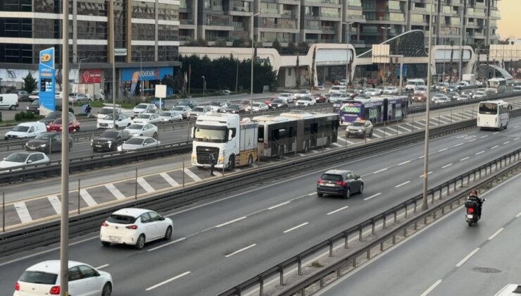 Küçükçekmece’de metrobüs yangını