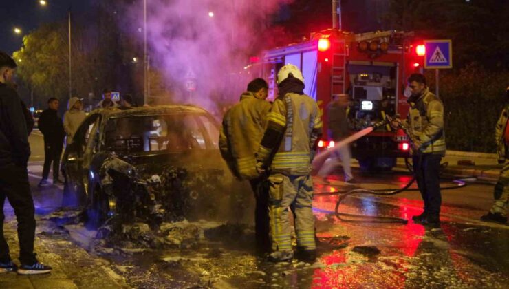 Küçükçekmece’de seyir halindeki otomobil alev topuna döndü