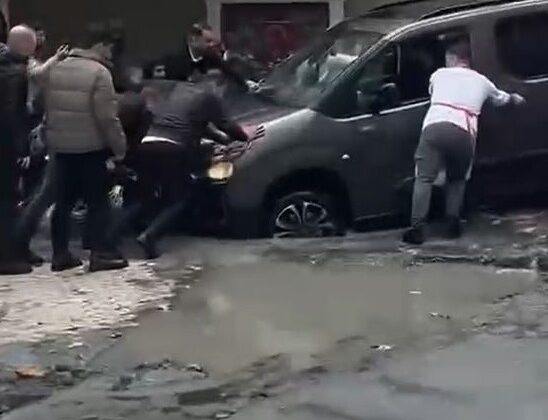 Küçükçekmece’de yağmur sonrası çöken yolda, araçlar çukura düştü