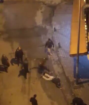 Laf attığı kişiler tarafından böyle darp edildi… Dövmekle yetinmediler, yerde tekmelediler