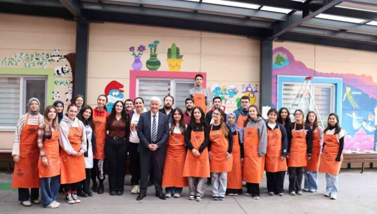 Masal kahramanlarıyla minik hastalara moral