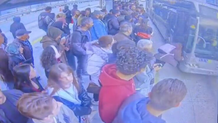 Metrobüs durağında dehşet anı: Bayılan kız metrobüsün önüne düştü