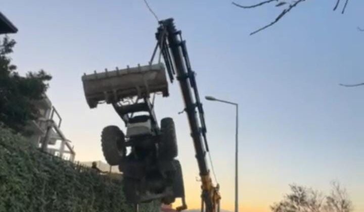 Mudanya’da kepçenin vinçten düştüğü anlar kameraya yansıdı