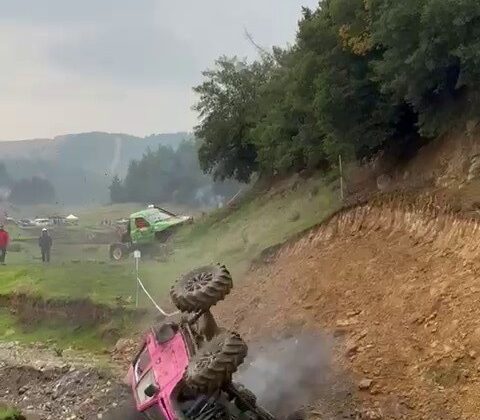 Off-road yarışında kontrolden çıkan araç böyle takla attı