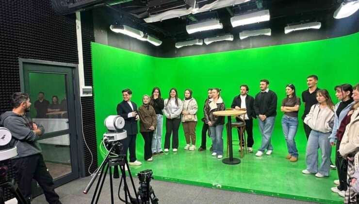 Öğrenciler program yapımını stüdyoda deneyimliyor