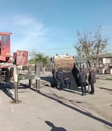 Okul bahçesinde çökme sonucu çukura düşen kamyon vinçle çıkarıldı