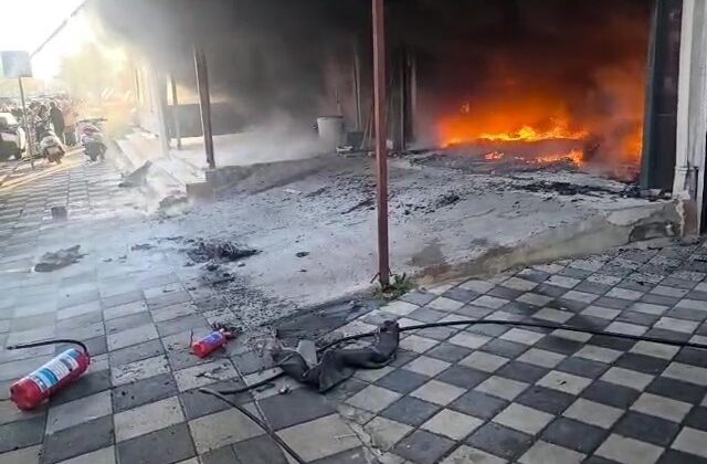 Oto tamir dükkanı ve 2 araç çıkan yangında küle döndü