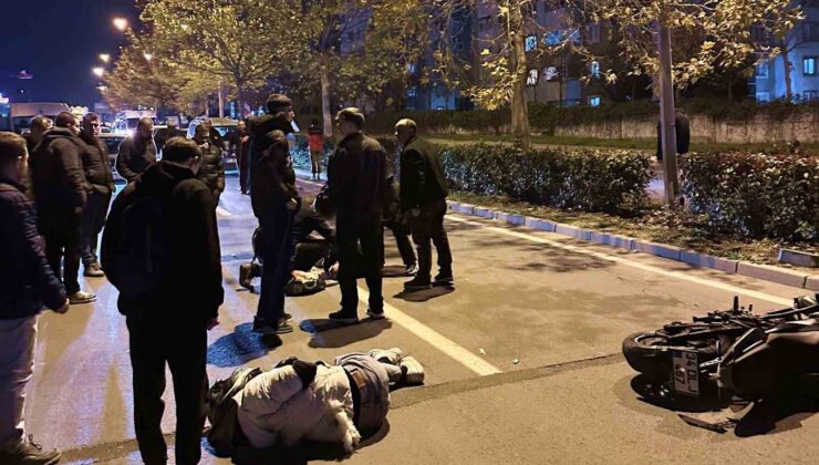 Otomobille çarpışan motosikletteki 2 genç yaralandı