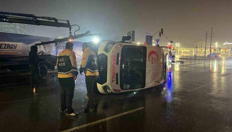 Panelvan ile çarpışan ambulans devrildi: 6 yaralı