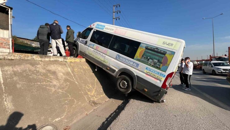 Park halindeki minibüs duvardan yolun kenarına düşerek asılı kaldı
