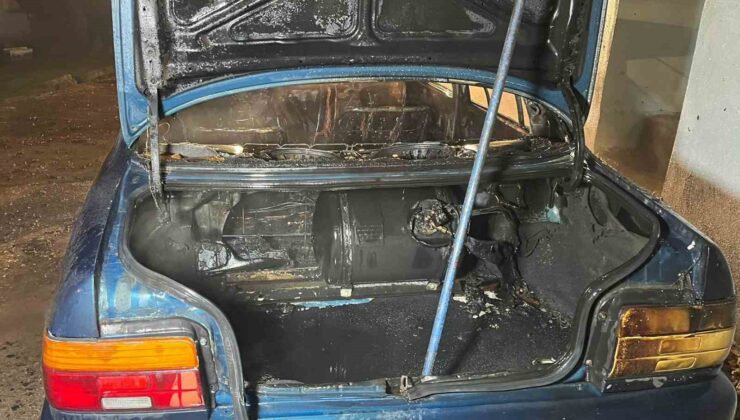 Park halindeyken yanan otomobil kullanılamaz hale geldi