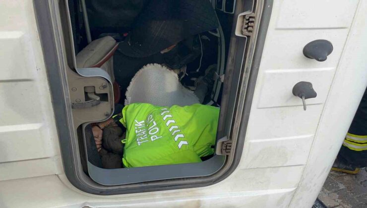 Polis üniformasını çıkarıp yaralının üzerini örttü