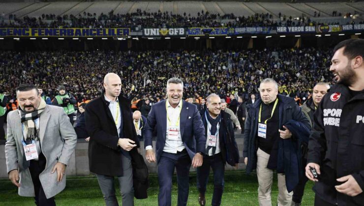 Sadettin Saran, galibiyet coşkusunu taraftarlarla yaşadı