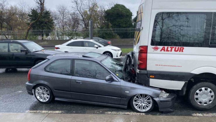 Sarıyer’de kontrolden çıkan otomobil servis aracının altına girdi: 1 yaralı