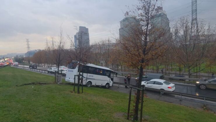 Servis minibüsü yoldan çıktı, bariyerleri aşıp yeşillik alana uçtu