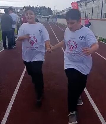 Silivri’de yürekleri ısıtan görüntü: Özel eğitim öğrencisi yarışı bıraktı, arkadaşını bekledi