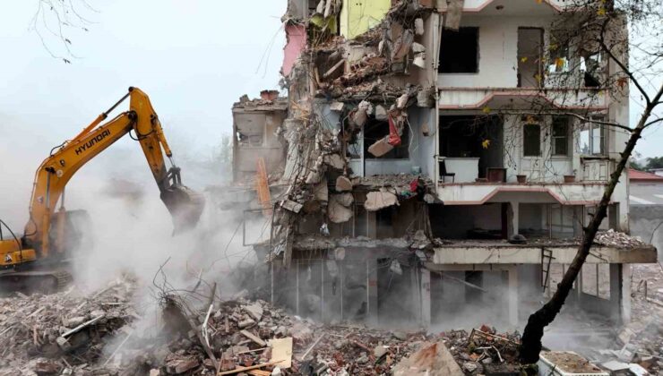 Sındırgı’da deprem sonrası yıkımlar yeniden başladı