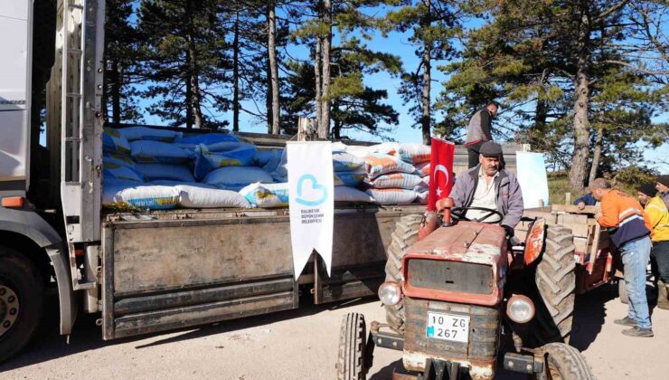 Sındırgılı depremzede çiftçilere hayvan yemi desteği