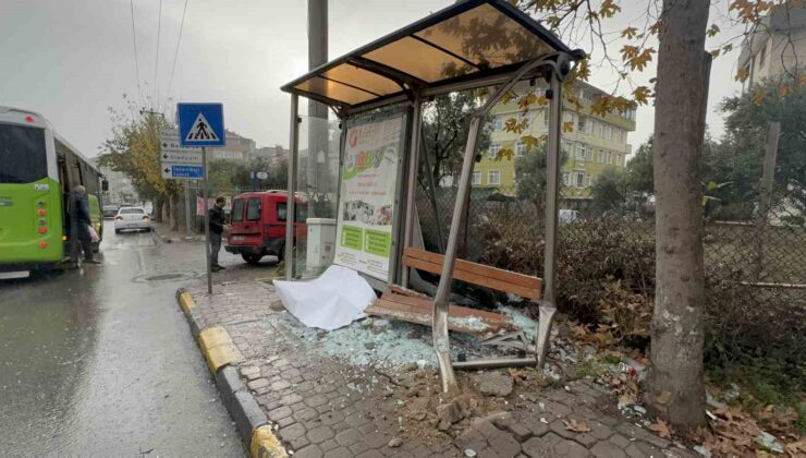 Sürücüsüz hareket eden araç durağa çarptı