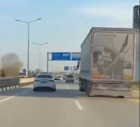 Tehlike saçan tır şoförünü silah doğrultup durdurdular