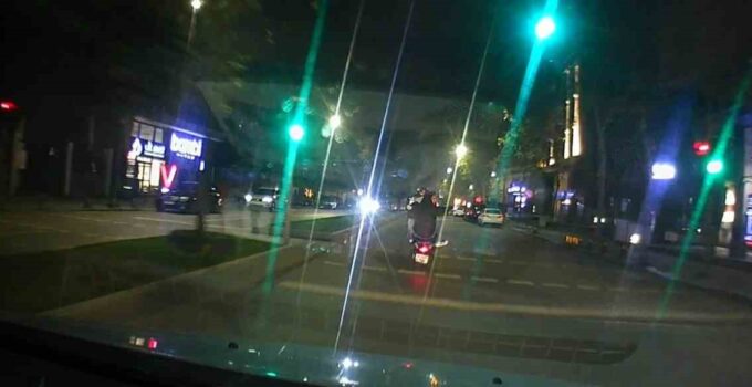 Tehlikeli motosiklet yolculuğu kamerada