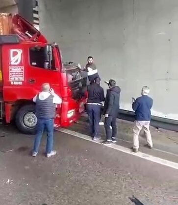 TEM’de korkunç kaza: Kendi kullandığı tırın altında can verdi