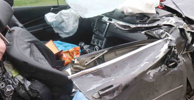 Tıra arkadan çarpan araç kağıt gibi ezildi: 1 ölü, 1 yaralı