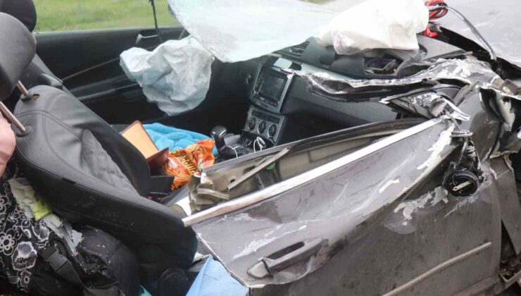 Tıra arkadan çarpan araç kağıt gibi ezildi: 1 ölü, 1 yaralı