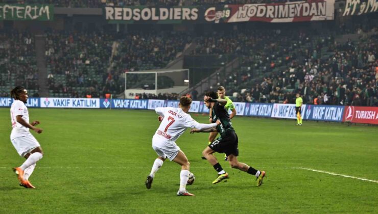 Trendyol Süper Lig: Kocaelispor: 2 – Antalyaspor: 1 (İlk yarı)