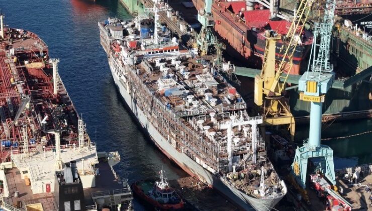 Tuzla’da yanan gemi söndürüldü