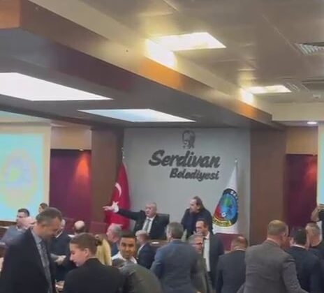 Üniversitelilerin izlediği meclis toplantısında arbede: Başkan Çelik’ten ‘Siz kimsiniz’ tepkisi