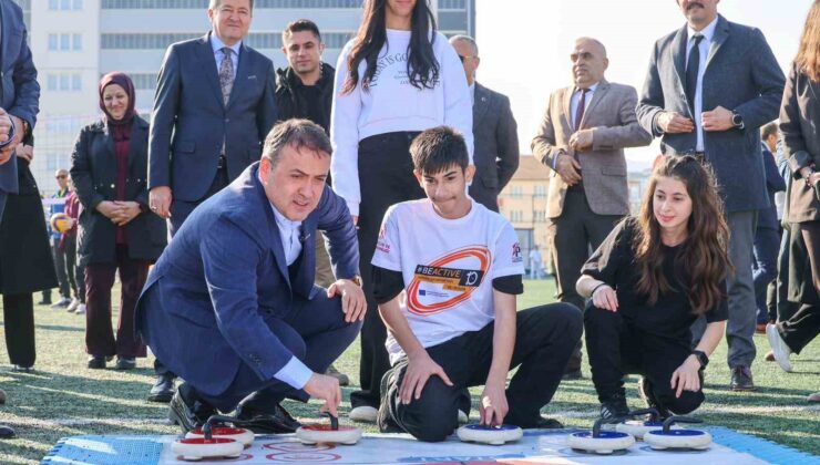 Vali Sözer, özel çocuklarla oyun oynadı