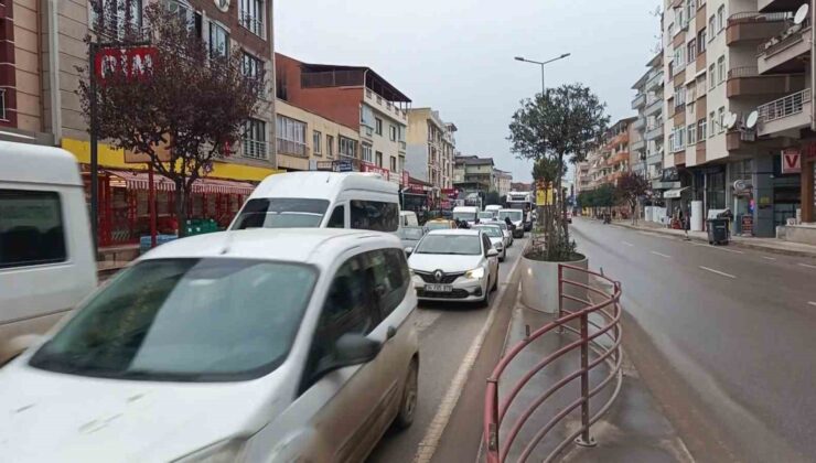 Yalova’da köprülü kavşakta çalışma nedeniyle trafik yoğunluk