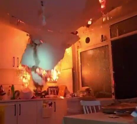 Yangında tavan çöktü, itfaiye ekipleri ölümden döndü… O anlar kameraya yansıdı