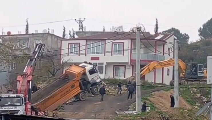 Yük boşaltan kamyon askıda kaldı