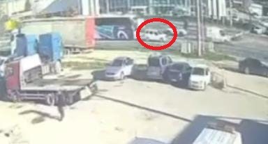 Yürekler ağza geldi, yolcu otobüsü otomobili metrelerce savurdu