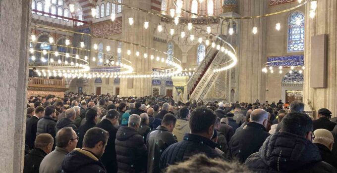 4 yıl aradan sonra Selimiye Camii’nde ilk cuma