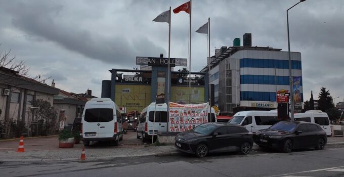 Bakırköy’deki market otoparkında “Servis Minibüsü” krizi: Müşteriler ve işletmeci isyan etti