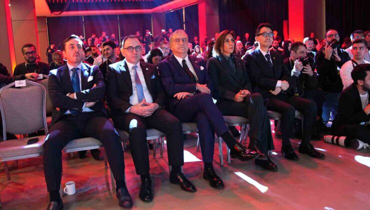 Beşiktaş’ta yeni transferler için imza töreni düzenlendi