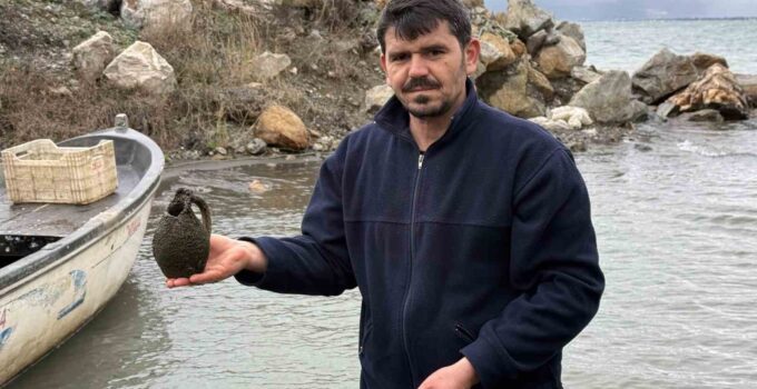 İznik Gölü’nde balıkçıların ağına küp takıldı