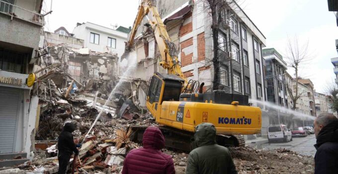 Kepçe komşu eve girdi, genç kız çığlık atarak yardım istedi