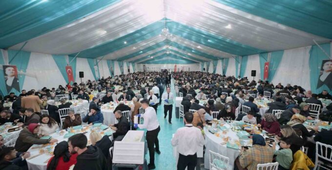 Mustafa Varank ve Can Aksoy, gönül sofrasında Esenyurtlularla bir araya geldi