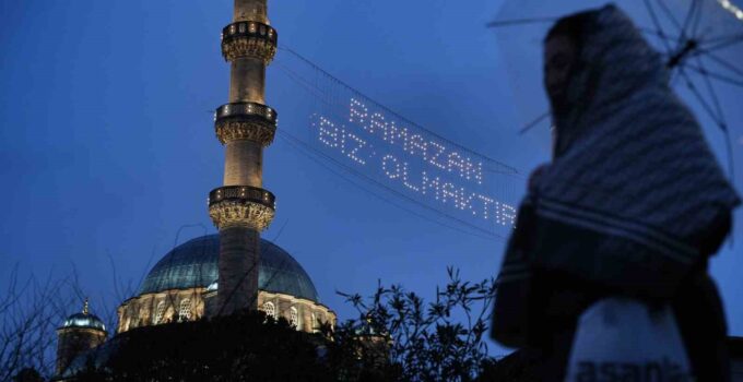 Ramazan ayının müjdecisi mahyalar yanmaya başladı