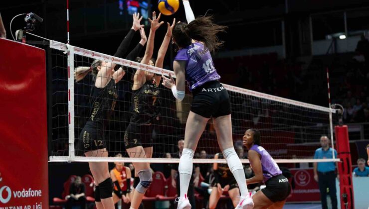 5 setlik derbinin galibi Eczacıbaşı Dynavit