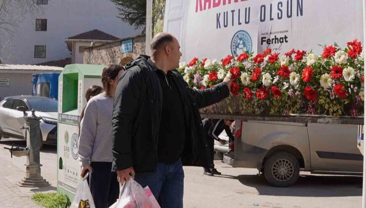 8 Mart’ta Kestel çiçek açtı…Kadınlar için bilboardların altına çiçek bırakıldı