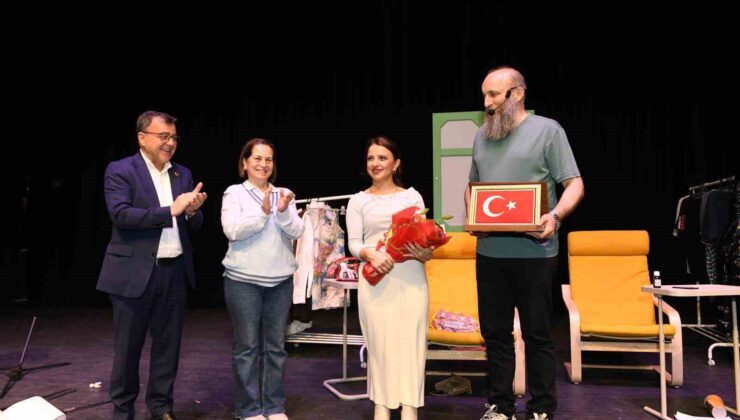 Altıeylül’de tiyatro dolu gece