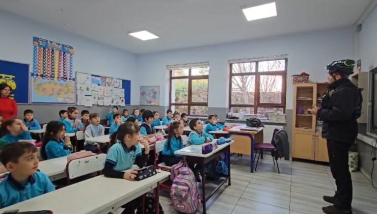 Arama kurtarma köpeği Tipo, öğrencilerin gözdesi oldu